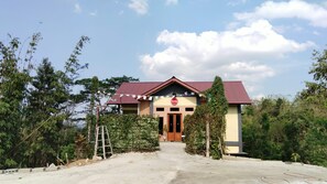 A building with a red roof and a sign that reads 'Sandh'. - The Sanduk Inn (North Toraja)