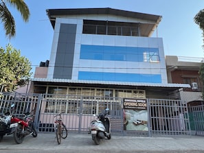 Un edificio moderno con un letrero que indica la pronta apertura de un hotel.