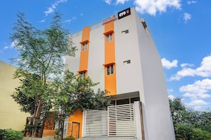 Un immeuble à plusieurs étages, sur lequel on peut voir une enseigne indiquant qu’il s’agit d’un hôtel.