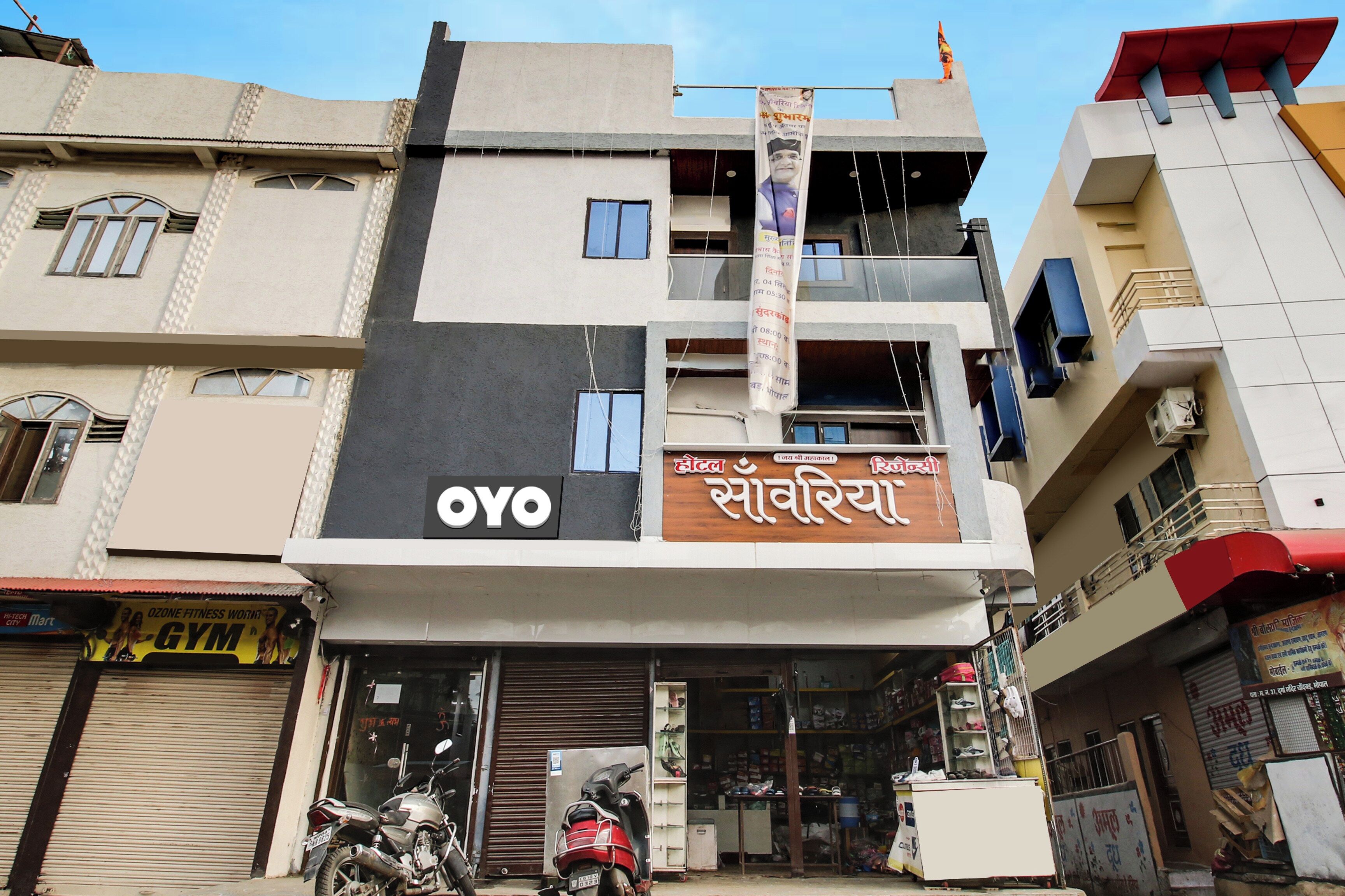 A hotel with a signboard for 'OYO' and another for 'Sonalya'.