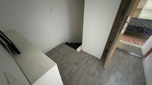 A narrow hallway with a wooden door frame, a white wall, and a carpeted floor. - Holiday Home 'De Plein Pied Avec Jardin' with Shared Terrace, Private Garden and Wi-Fi (Chaillevette)