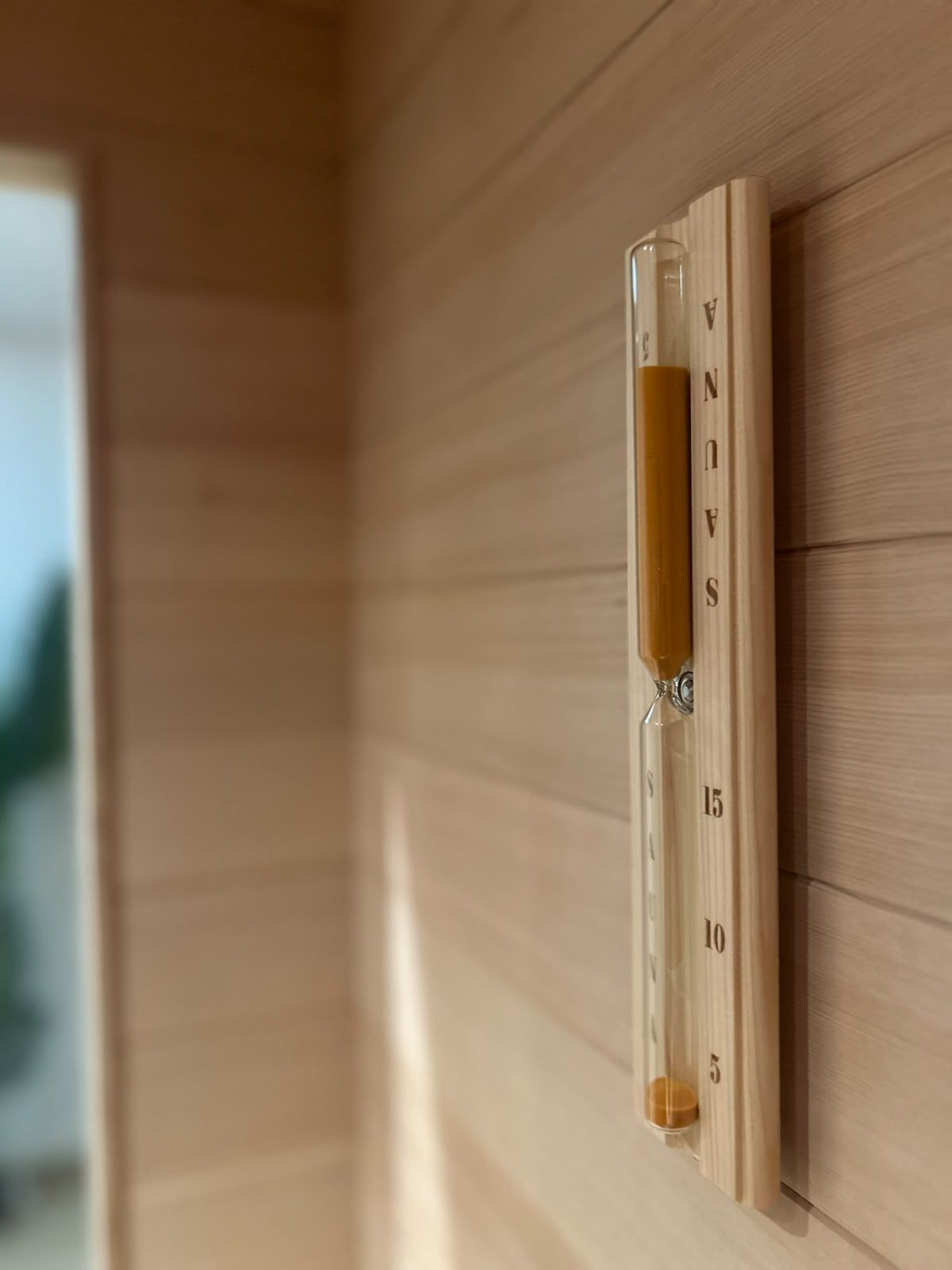 Un mur en bois orné d’un panneau vertical en bois sur lequel sont affichés les chiffres de 5 à 15.