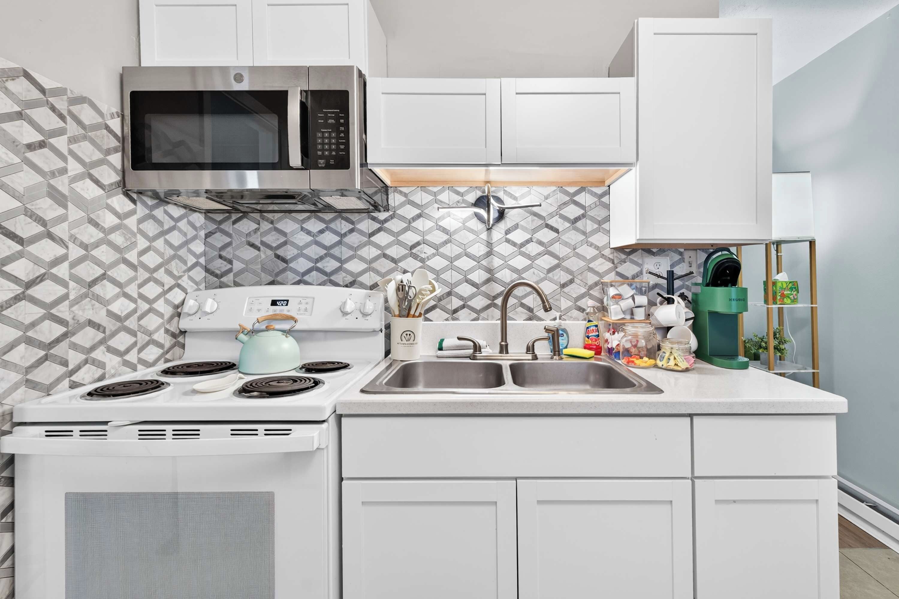 Kitchen: Enjoy the convenience of this welcoming kitchen, offering a comfortable space to prepare your favorite meals, enjoy home-cooked dishes, and make the most of your stay.