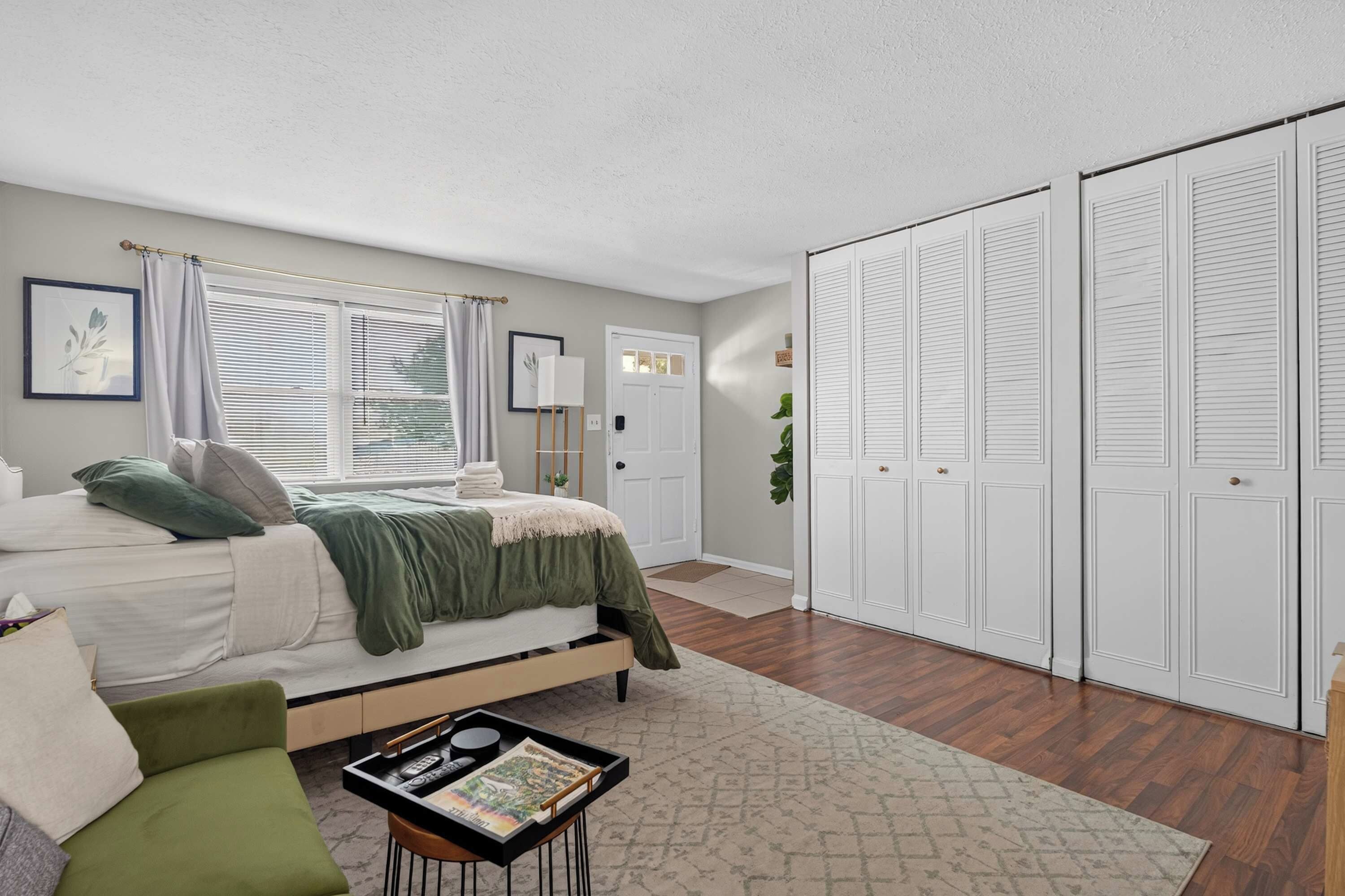 Bedroom: Relax and unwind in this cozy bedroom, featuring a warm and inviting atmosphere. The perfect retreat to enjoy peaceful nights, restful sleep, and refreshing mornings during your stay.