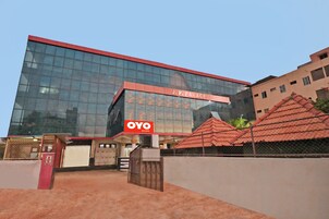 Um edifício moderno com fachada de vidro e telhado vermelho.