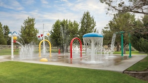 Un espace de jeux aquatiques doté de nombreuses fontaines et d’autres éléments décoratifs à base d’eau.