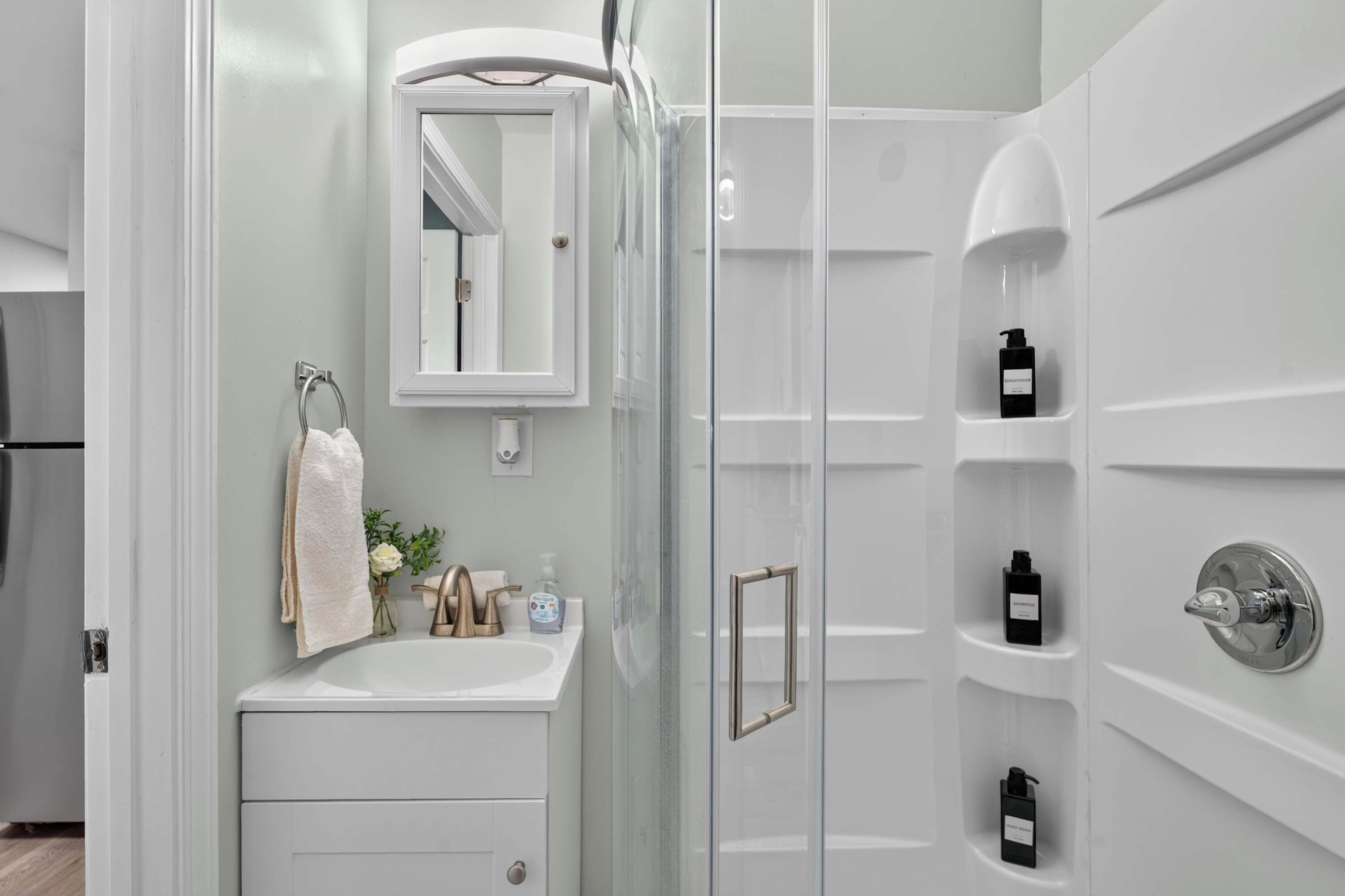 Full Bathroom: Freshen up in this clean and inviting full bathroom, offering a comfortable space to start your mornings or unwind with a refreshing shower after a long day.