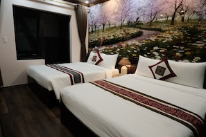 Habitació d'hotel amb dos llits, un finestral gran i un mural d'un camí de flors de cirerer.
