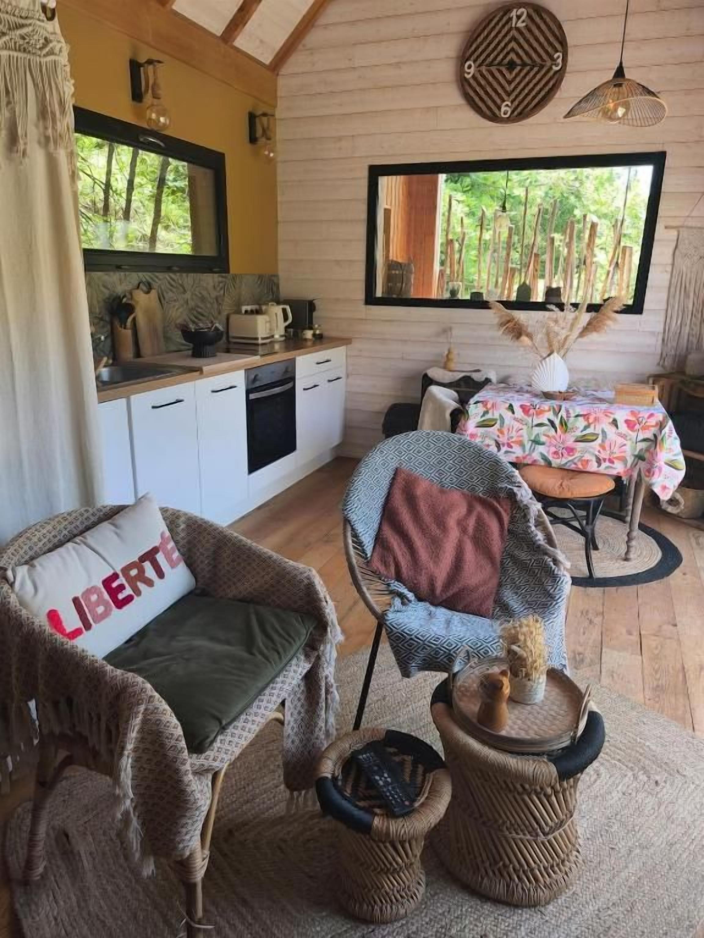Una habitación acogedora con kitchenette, zona de comedor y ventana con vistas a zonas verdes.