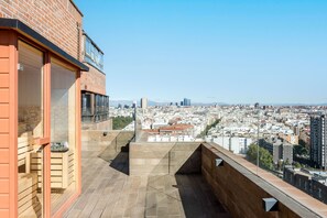 Un edificio alto con vista a un paisaje urbano.
