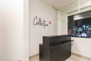 Una recepción con un cartel en la pared que dice 'Collection'.