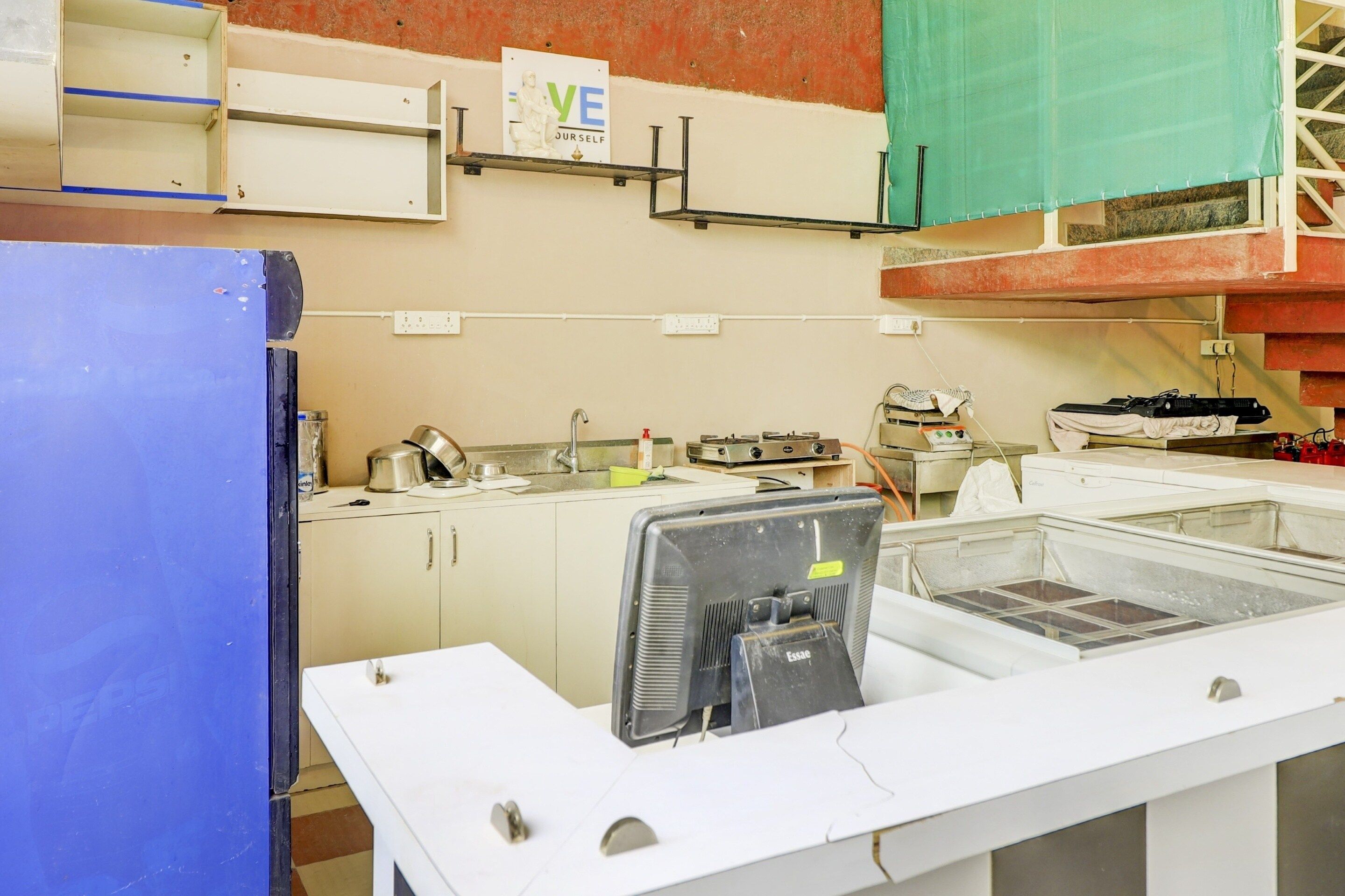 Un laboratorio con un mostrador blanco, un lavabo y diverso equipo científico.