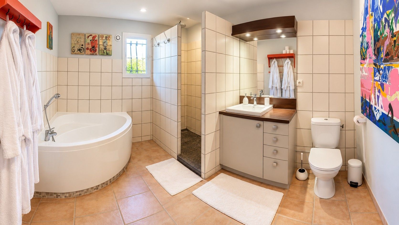 Un bagno con vasca, doccia, water e lavabo.