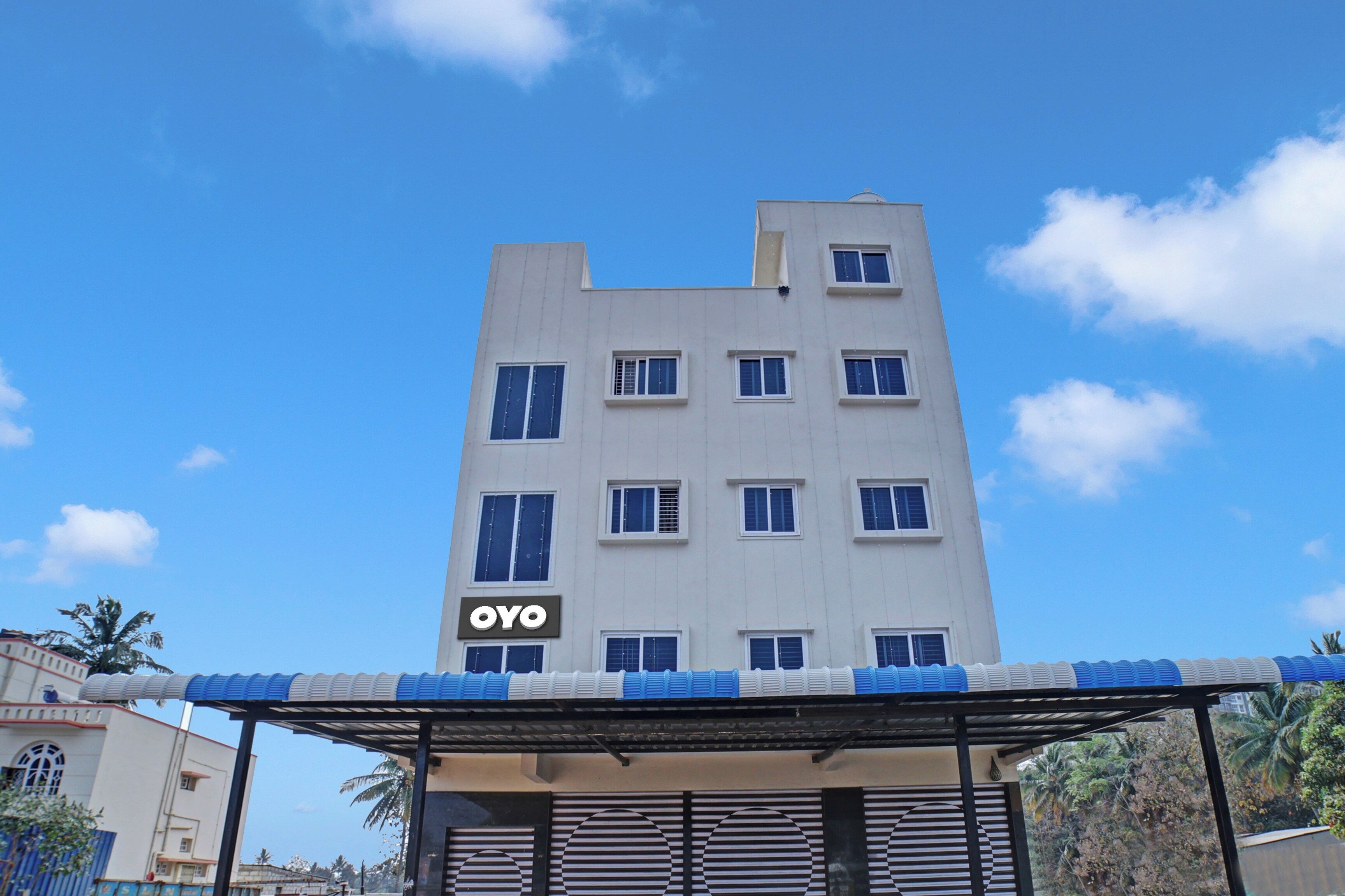 Un edificio de varios pisos con un letrero que dice 'OYO' en la fachada.