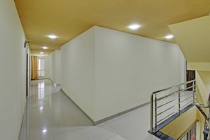 Un pasillo amplio con una escalera que sube a un nivel superior.