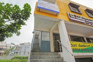 A building with a staircase leading to the entrance, a signboard for rooms, and a signboard for a boarding service. - Hotel O Sri Ranga Boarding & Lodging (Bangalore)
