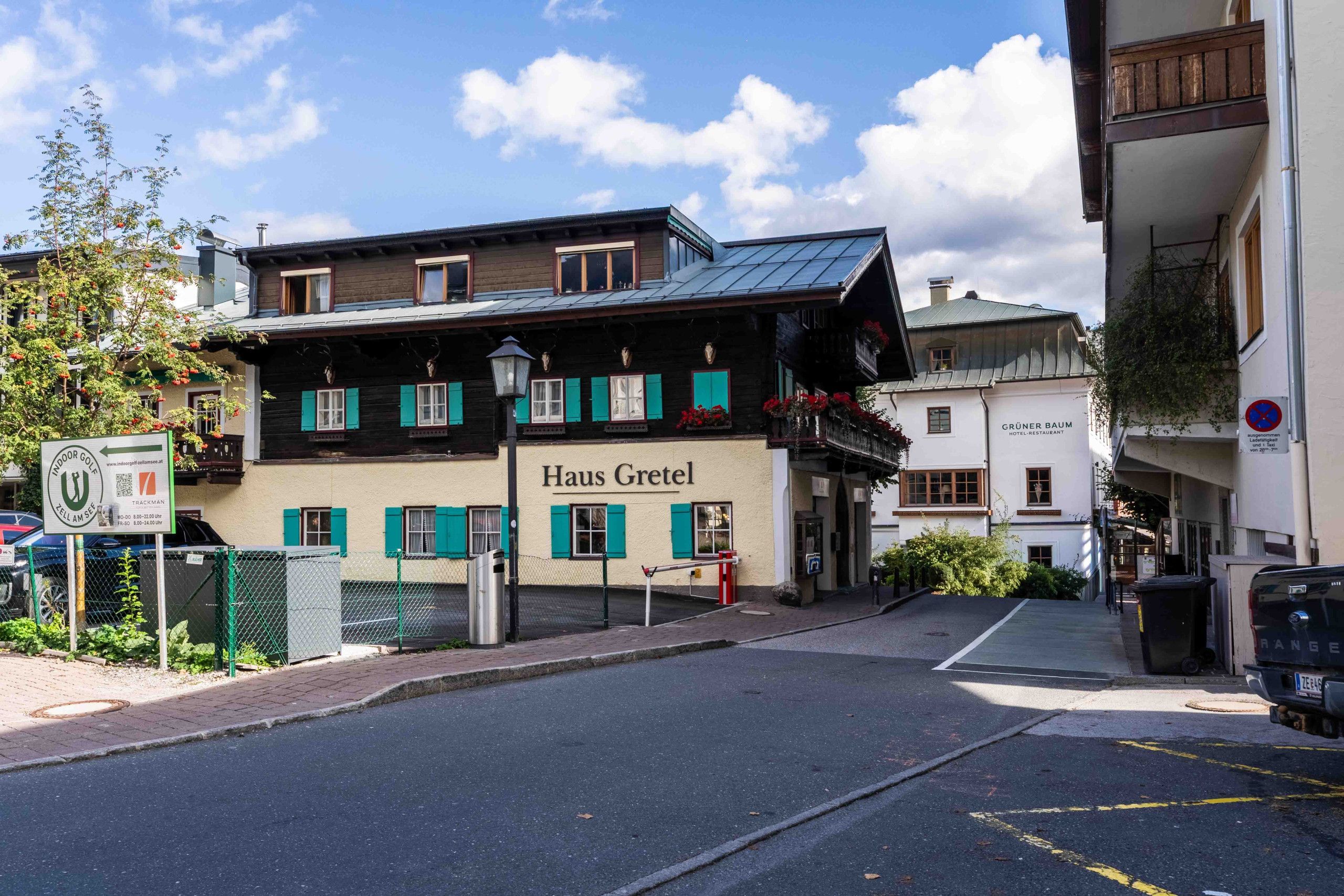 Un bâtiment traditionnel en bois, sur lequel on peut lire l’inscription « Haus Gretel », indiquant qu’il s’agit d’un hôtel.