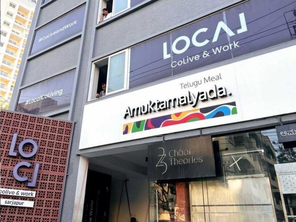 Un edificio con un letrero que dice 'Amuktamalyada' y 'Chait Theories'.