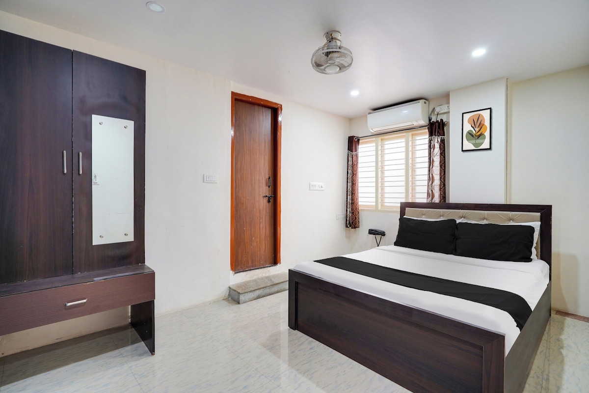 Un dormitorio con cama, armario y aire acondicionado.