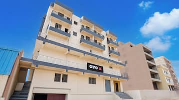 Un immeuble hôtelier à plusieurs étages, doté de balcons et d’une enseigne indiquant qu’il s’agit de l’hôtel OYO.