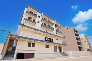 A multi-story hotel building with balconies and a sign indicating it is the OYO Hotel. - Hotel O Swarn kamal Inn (Patna)