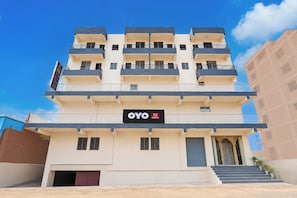A multi-story hotel building with a sign for 'OYO Swarn Kamal Inn' on the ground floor. - Hotel O Swarn kamal Inn (Patna)