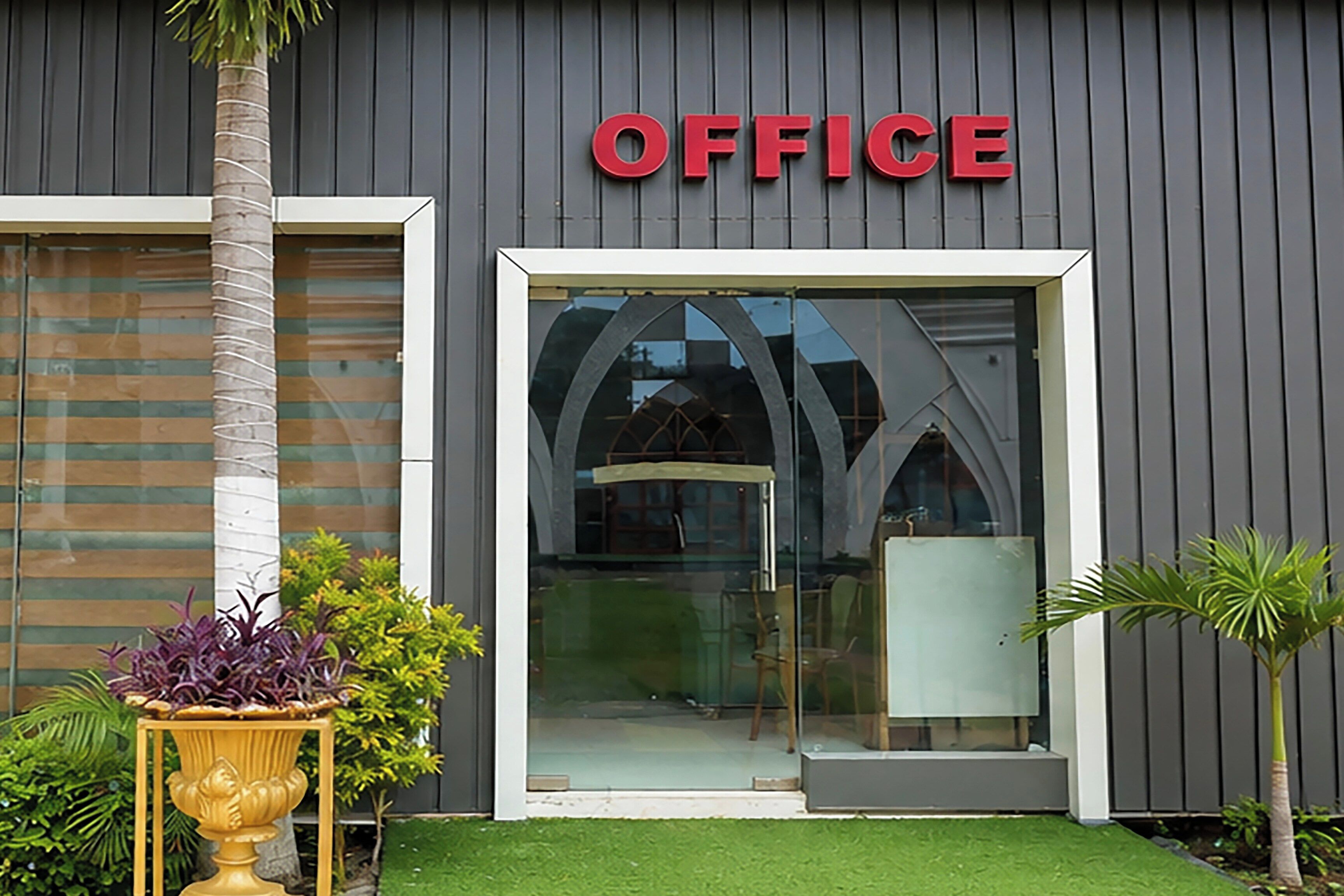 Un bâtiment sur lequel on peut lire l’inscription « BUREAU » au-dessus de l’entrée.