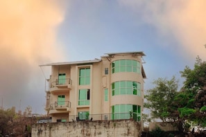 Un immeuble à plusieurs étages doté de balcons et de grandes fenêtres.