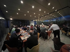 Un comedor interior con mesas y sillas dispuestas para los comensales.