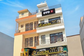 A multi-story hotel building with balconies and a sign for 'HOTEL STARLINE'. - Hotel O Starline (Zirakpur)