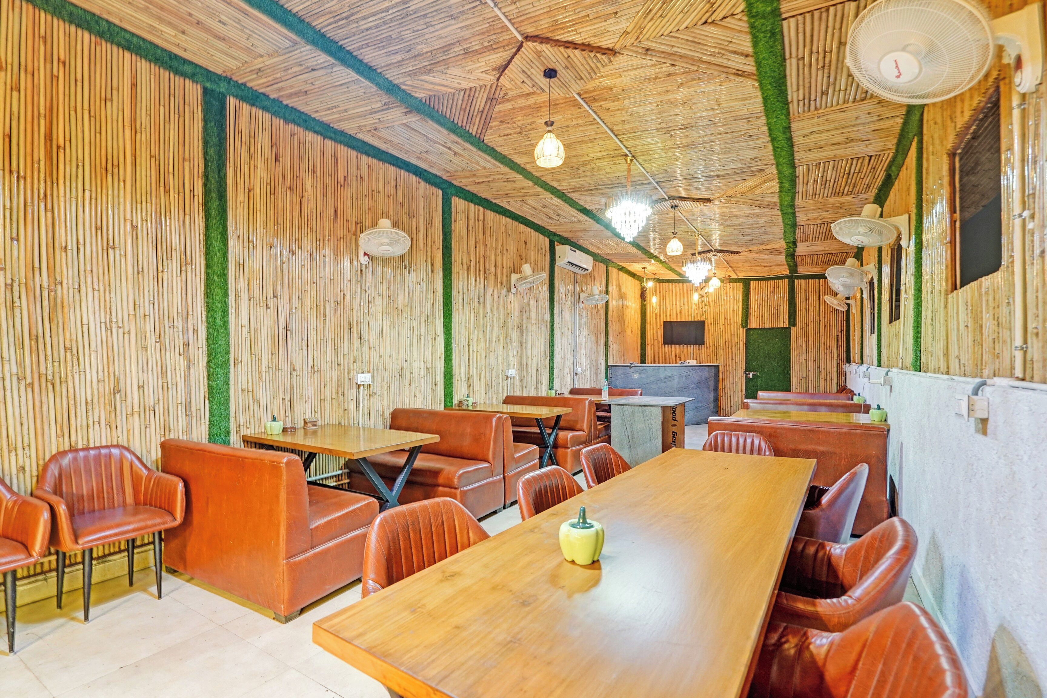 Un restaurante con altos muros de madera, asientos de cuero y mesas.