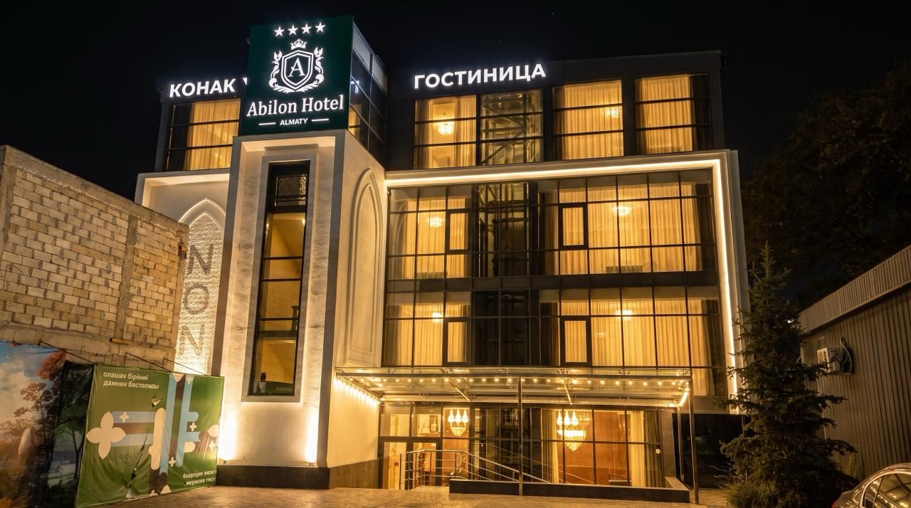Un hotel con un cartel llamativo para 'Abilon Hotel' y 'Kohak' en la fachada.