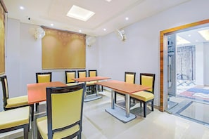 Dining - Townhouse OAK Holiday Grand (Patna)