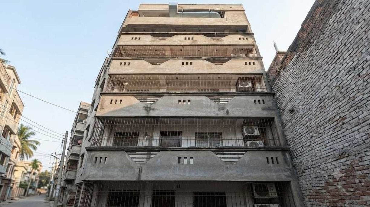 Un immeuble à plusieurs étages doté de nombreux balcons et fenêtres.