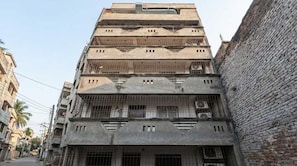 A multi-story building with a series of balconies and windows. - Hotel O Sweta Villa (Patna)