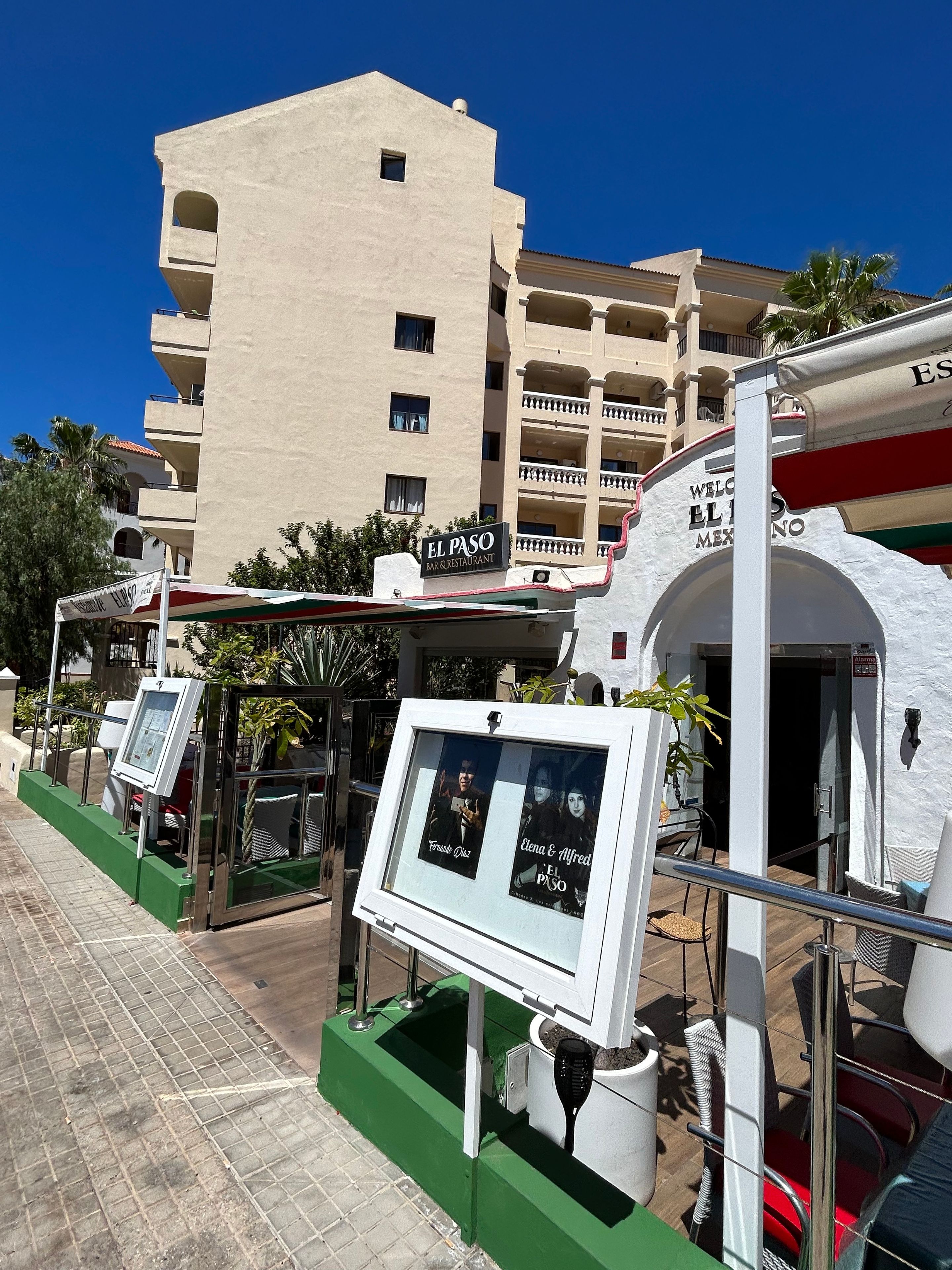 A hotel with a bar and restaurant named 'El Paso' and a sign welcoming guests to Mexico.