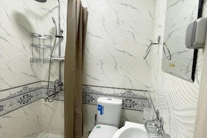 A bathroom with a shower, toilet, and sink. - Guesthouse Anora 4 (Samarkand)