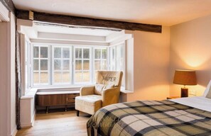 Room - Luxurious 7 bed Tudor Country Retreat nestled in West Sussex woodland (Crawley)