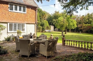 Outdoor dining - Luxurious 7 bed Tudor Country Retreat nestled in West Sussex woodland (Crawley)