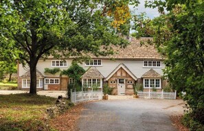 Exterior - Luxurious 7 bed Tudor Country Retreat nestled in West Sussex woodland (Crawley)
