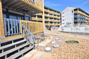 Un hôtel doté d’une terrasse, d’une piscine et d’un bâtiment à plusieurs étages avec des balcons.