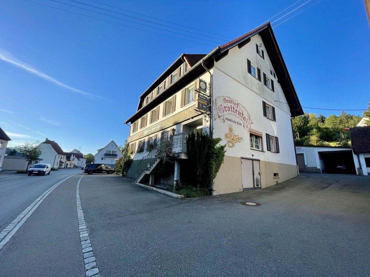 Un bâtiment à deux étages, sur lequel on peut lire l’inscription « Gasthof Crottenhof ».