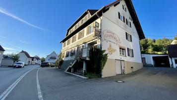 Un bâtiment à deux étages, sur lequel on peut lire l’inscription « Gasthof Crottenhof ».