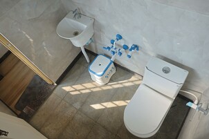Un baño con inodoro, lavabo y bidé.