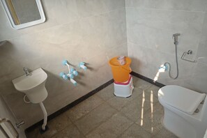 Ein Badezimmer mit Toilette, Waschbecken und Dusche.