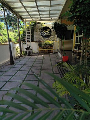 Un patio techado con un letrero que dice 'Nest & Home'.