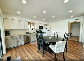Dining - Lakefront Escape / Big views & Hot Tub (Sunrise Beach)