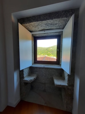 A small room with a window overlooking a green landscape. - Rural Retreat Ponte de Lima (Ponte de Lima)