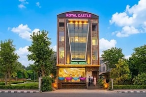 Un edifici amb un rètol que diu 'ROYAL CASTLE' a la part superior.