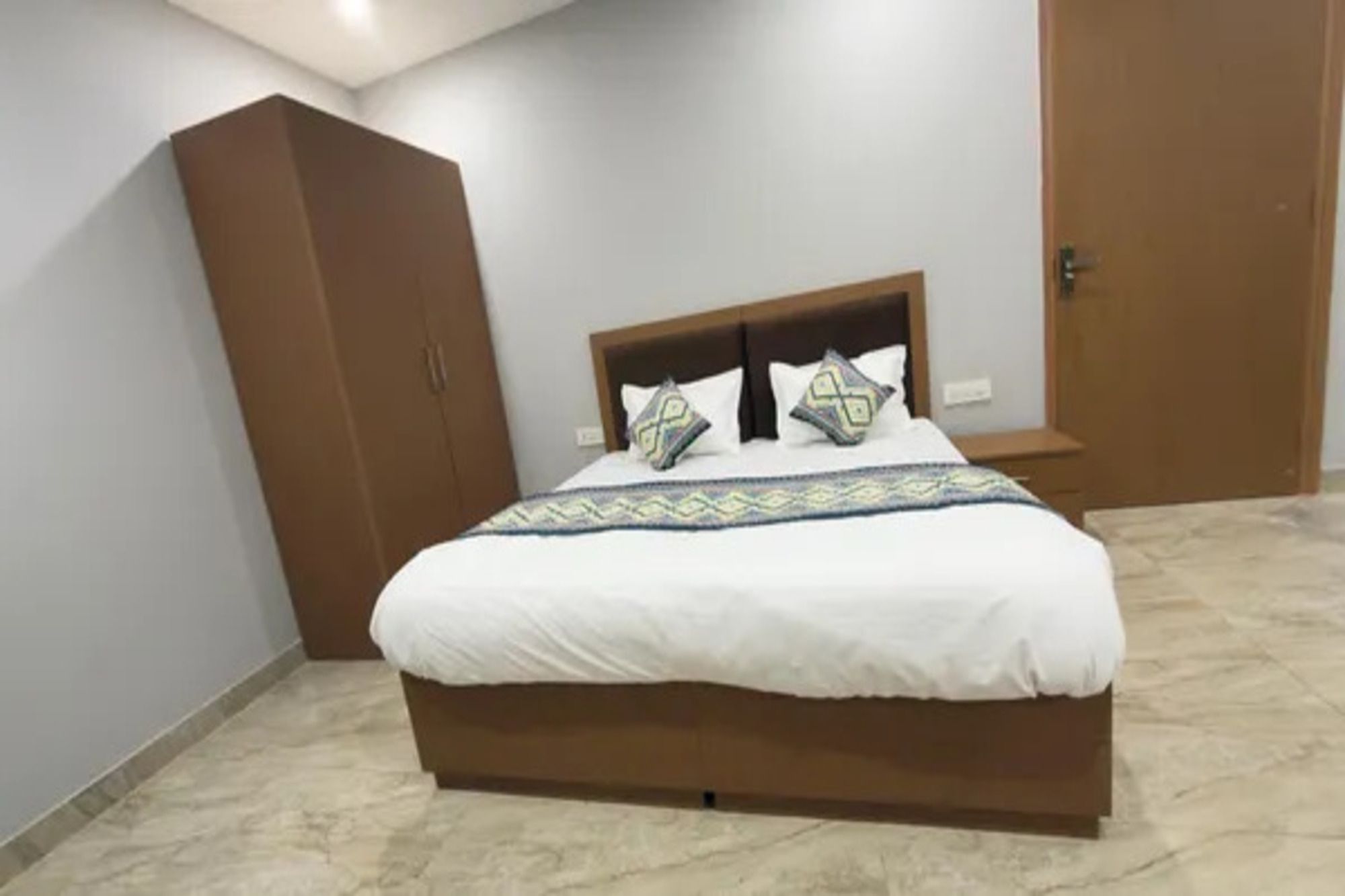 Un dormitorio con cama, armario y puerta.